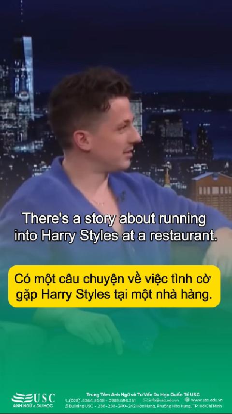 🤣📸 Khoe bạn chuyện vui, Charlie Puth lỡ tay leak luôn vị trí của Harry Styles cho cả thế giới... Cùng USC luyện nghe tiếng Anh qua buổi phỏng vấn để xem cái gật đầu ‘biết rồi đó’ của Harry Styles!